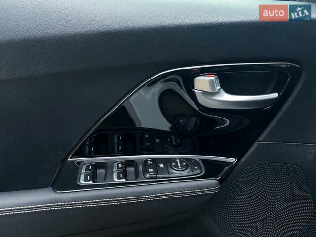 Білий Кіа Niro, об'ємом двигуна 1.6 л та пробігом 215 тис. км за 16800 $, фото 18 на Automoto.ua