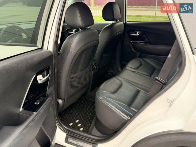 Білий Кіа Niro, об'ємом двигуна 0 л та пробігом 112 тис. км за 18300 $, фото 13 на Automoto.ua