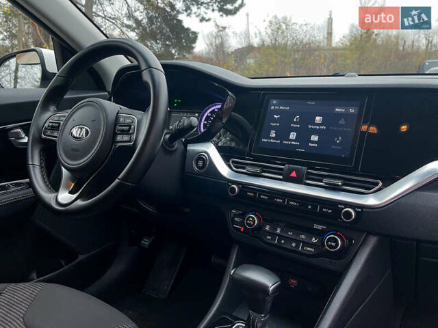Білий Кіа Niro, об'ємом двигуна 1.6 л та пробігом 215 тис. км за 16800 $, фото 24 на Automoto.ua