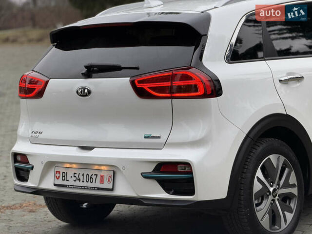 Білий Кіа Niro, об'ємом двигуна 0 л та пробігом 141 тис. км за 19499 $, фото 16 на Automoto.ua