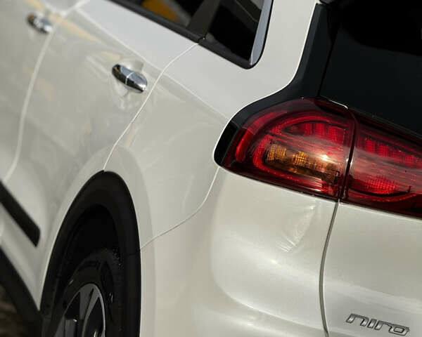 Білий Кіа Niro, об'ємом двигуна 0 л та пробігом 117 тис. км за 19750 $, фото 33 на Automoto.ua