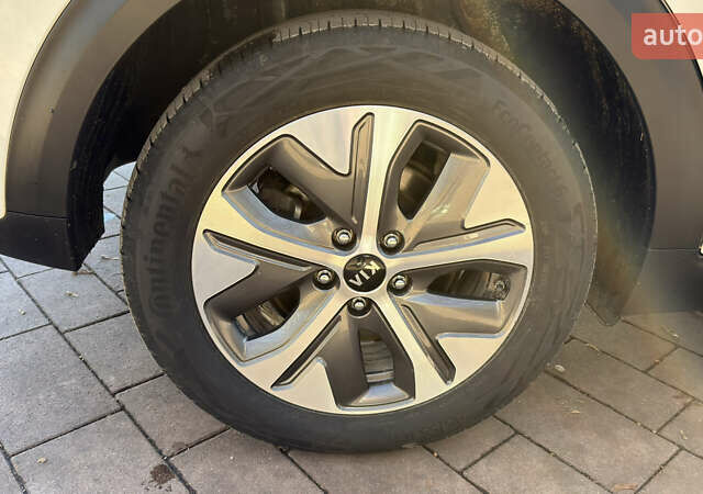 Белый Киа Niro, объемом двигателя 0 л и пробегом 126 тыс. км за 18400 $, фото 24 на Automoto.ua