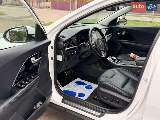 Білий Кіа Niro, об'ємом двигуна 0 л та пробігом 112 тис. км за 18300 $, фото 16 на Automoto.ua