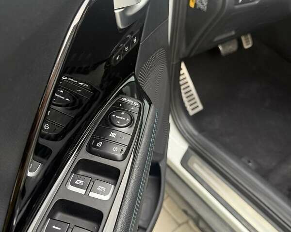 Білий Кіа Niro, об'ємом двигуна 0 л та пробігом 133 тис. км за 18500 $, фото 9 на Automoto.ua