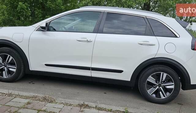 Белый Киа Niro, объемом двигателя 1.6 л и пробегом 75 тыс. км за 18500 $, фото 2 на Automoto.ua
