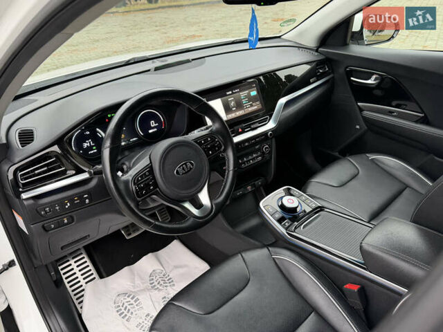 Білий Кіа Niro, об'ємом двигуна 0 л та пробігом 141 тис. км за 19499 $, фото 32 на Automoto.ua