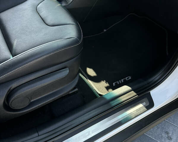 Белый Киа Niro, объемом двигателя 0 л и пробегом 103 тыс. км за 21000 $, фото 33 на Automoto.ua