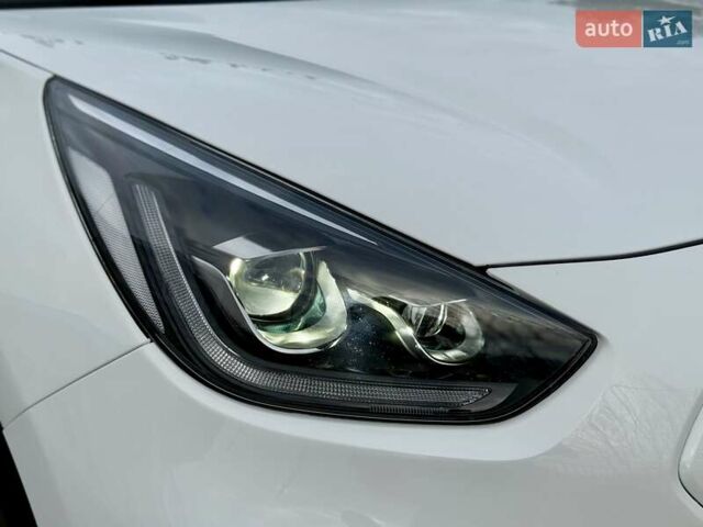 Білий Кіа Niro, об'ємом двигуна 0 л та пробігом 89 тис. км за 18950 $, фото 23 на Automoto.ua