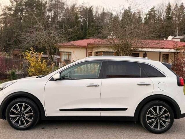 Белый Киа Niro, объемом двигателя 1.6 л и пробегом 148 тыс. км за 10000 $, фото 3 на Automoto.ua
