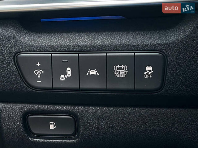 Білий Кіа Niro, об'ємом двигуна 1.6 л та пробігом 215 тис. км за 16800 $, фото 20 на Automoto.ua