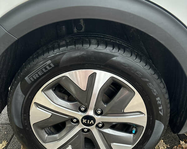 Киа Niro 2020 в Ирпене на Automoto.ua Белый Киа Niro, объемом двигателя 0 л и пробегом 79 тыс. км за 21000 $, фото 18 на Automoto.ua