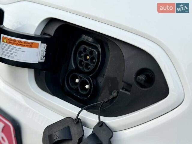 Білий Кіа Niro, об'ємом двигуна 0 л та пробігом 89 тис. км за 18950 $, фото 25 на Automoto.ua