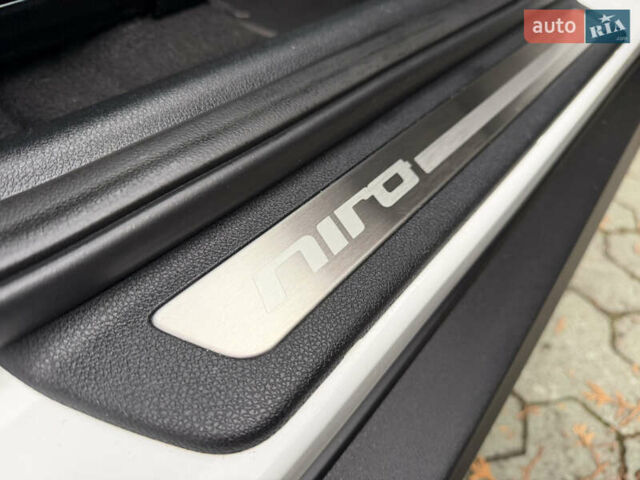 Білий Кіа Niro, об'ємом двигуна 0 л та пробігом 141 тис. км за 19499 $, фото 69 на Automoto.ua