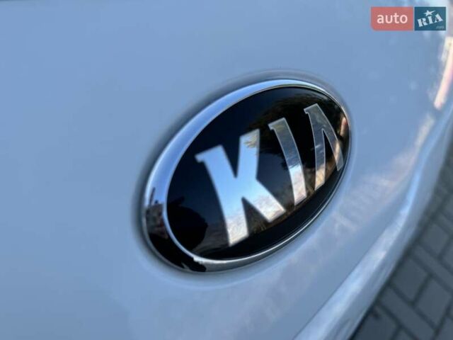 Белый Киа Niro, объемом двигателя 0 л и пробегом 72 тыс. км за 18600 $, фото 24 на Automoto.ua
