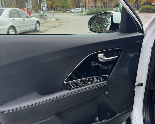 Белый Киа Niro, объемом двигателя 0 л и пробегом 101 тыс. км за 21200 $, фото 8 на Automoto.ua