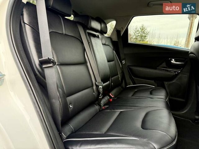 Білий Кіа Niro, об'ємом двигуна 0 л та пробігом 89 тис. км за 18950 $, фото 95 на Automoto.ua