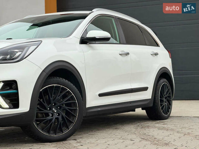 Киа Niro 2020 в Черкассах на Automoto.ua Белый Киа Niro, объемом двигателя 0 л и пробегом 84 тыс. км за 18800 $, фото 5 на Automoto.ua