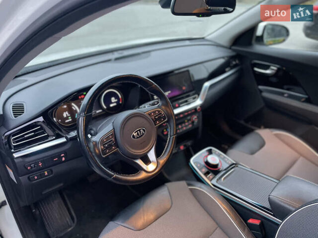 Білий Кіа Niro, об'ємом двигуна 0 л та пробігом 106 тис. км за 19300 $, фото 4 на Automoto.ua
