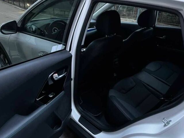Білий Кіа Niro, об'ємом двигуна 0 л та пробігом 56 тис. км за 12700 $, фото 5 на Automoto.ua