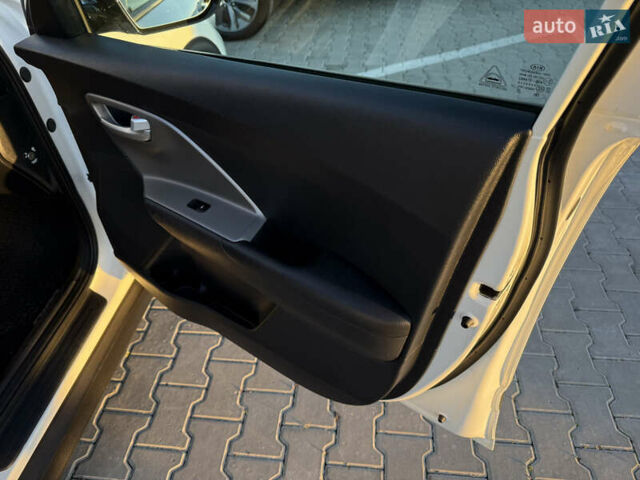 Білий Кіа Niro, об'ємом двигуна 0 л та пробігом 169 тис. км за 18200 $, фото 24 на Automoto.ua