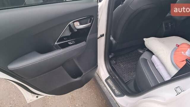 Белый Киа Niro, объемом двигателя 0 л и пробегом 144 тыс. км за 18800 $, фото 13 на Automoto.ua
