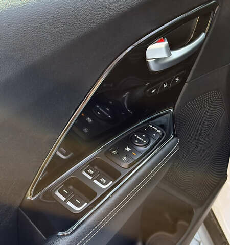 Белый Киа Niro, объемом двигателя 0 л и пробегом 126 тыс. км за 18400 $, фото 18 на Automoto.ua