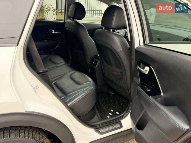 Білий Кіа Niro, об'ємом двигуна 0 л та пробігом 112 тис. км за 18300 $, фото 10 на Automoto.ua
