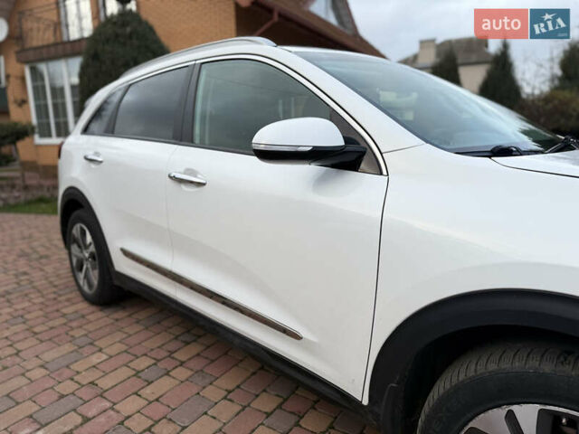 Білий Кіа Niro, об'ємом двигуна 0 л та пробігом 112 тис. км за 18300 $, фото 6 на Automoto.ua