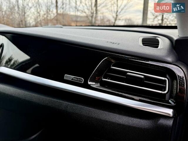 Білий Кіа Niro, об'ємом двигуна 0 л та пробігом 89 тис. км за 18950 $, фото 84 на Automoto.ua