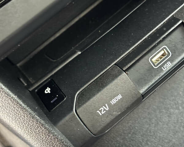 Білий Кіа Niro, об'ємом двигуна 0 л та пробігом 117 тис. км за 19750 $, фото 48 на Automoto.ua