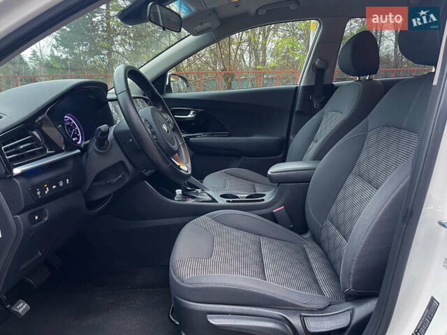 Білий Кіа Niro, об'ємом двигуна 1.6 л та пробігом 215 тис. км за 16800 $, фото 22 на Automoto.ua