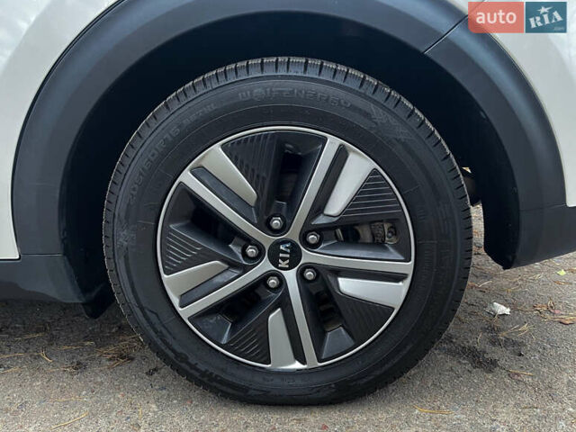Білий Кіа Niro, об'ємом двигуна 1.6 л та пробігом 215 тис. км за 16800 $, фото 16 на Automoto.ua