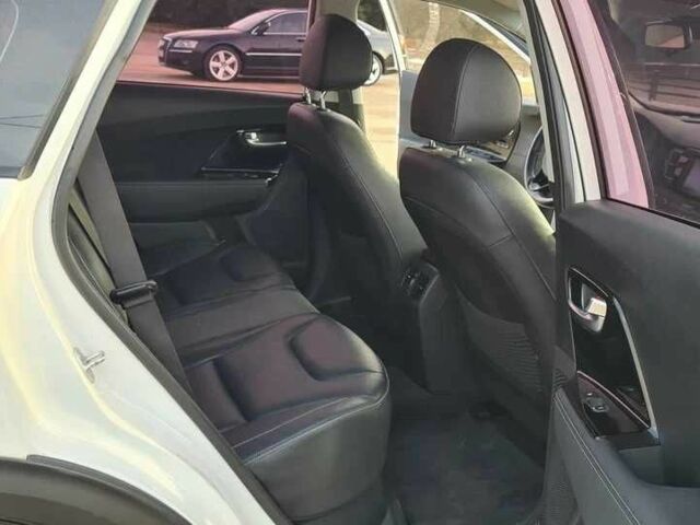 Білий Кіа Niro, об'ємом двигуна 0 л та пробігом 89 тис. км за 15000 $, фото 13 на Automoto.ua