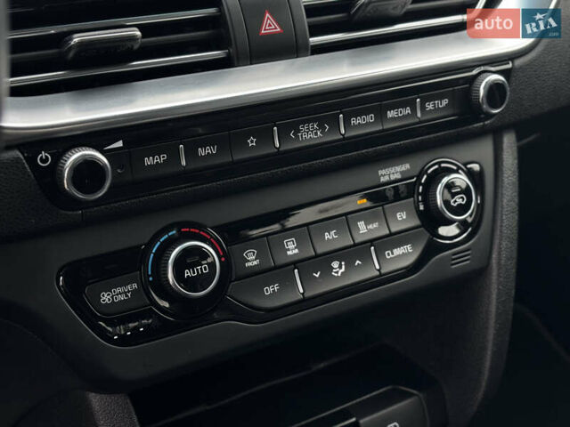 Білий Кіа Niro, об'ємом двигуна 0 л та пробігом 124 тис. км за 20400 $, фото 25 на Automoto.ua