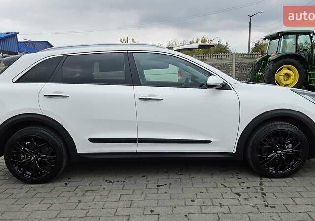 Киа Niro 2020 в Радомышле на Automoto.ua Белый Киа Niro, объемом двигателя 0 л и пробегом 73 тыс. км за 22300 $, фото 7 на Automoto.ua