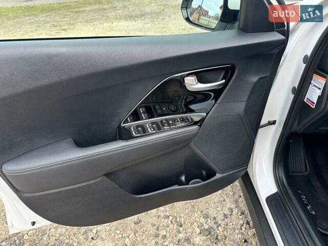 Білий Кіа Niro, об'ємом двигуна 0 л та пробігом 147 тис. км за 18800 $, фото 38 на Automoto.ua