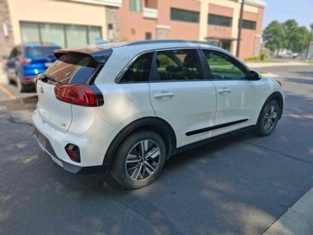 Белый Киа Niro, объемом двигателя 1.6 л и пробегом 42 тыс. км за 4900 $, фото 6 на Automoto.ua