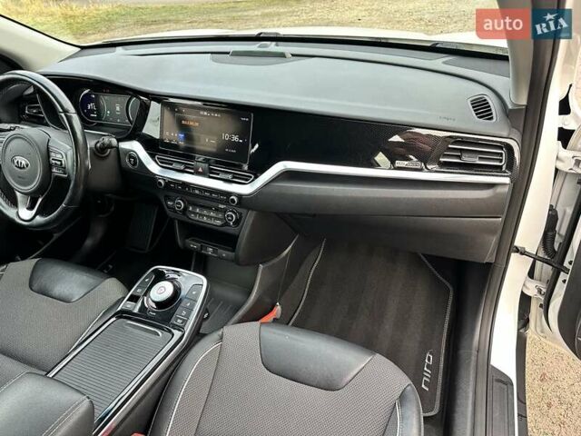 Білий Кіа Niro, об'ємом двигуна 0 л та пробігом 147 тис. км за 18800 $, фото 9 на Automoto.ua