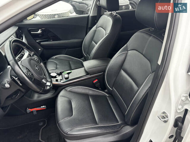 Білий Кіа Niro, об'ємом двигуна 0 л та пробігом 124 тис. км за 20400 $, фото 21 на Automoto.ua
