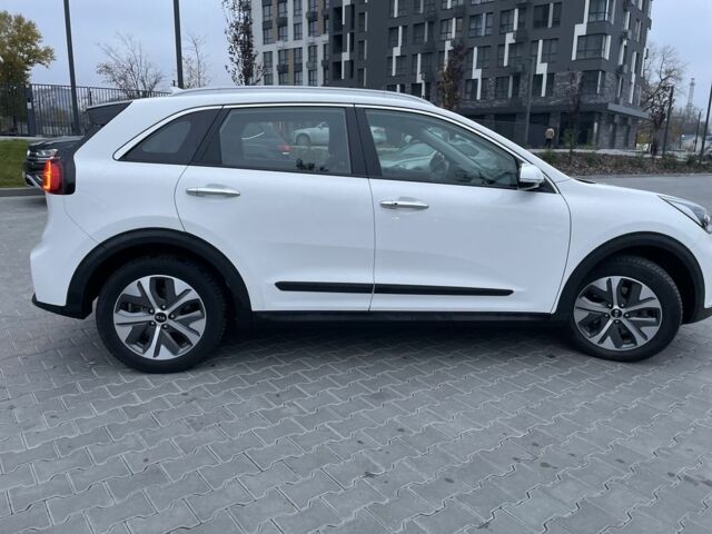 Білий Кіа Niro, об'ємом двигуна 0 л та пробігом 106 тис. км за 19500 $, фото 3 на Automoto.ua