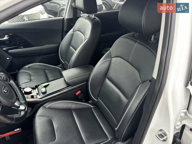 Білий Кіа Niro, об'ємом двигуна 0 л та пробігом 124 тис. км за 20400 $, фото 20 на Automoto.ua