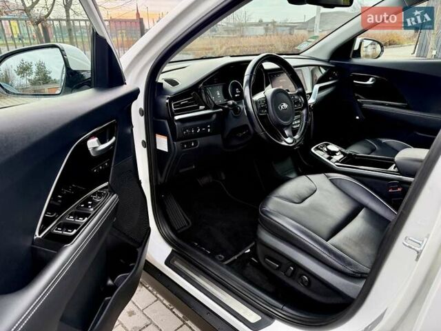 Білий Кіа Niro, об'ємом двигуна 0 л та пробігом 89 тис. км за 18950 $, фото 48 на Automoto.ua