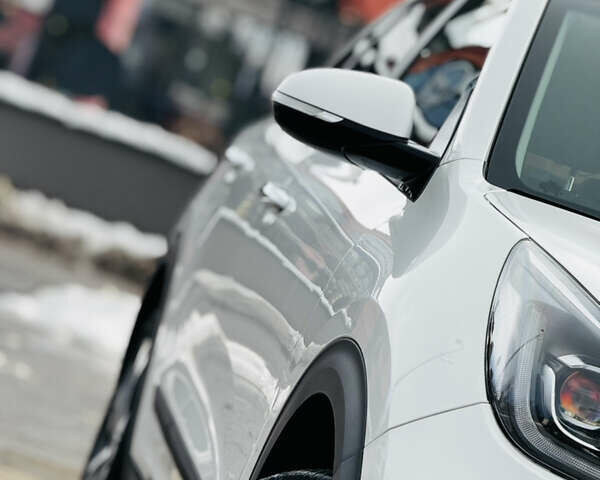 Білий Кіа Niro, об'ємом двигуна 0 л та пробігом 117 тис. км за 19750 $, фото 6 на Automoto.ua