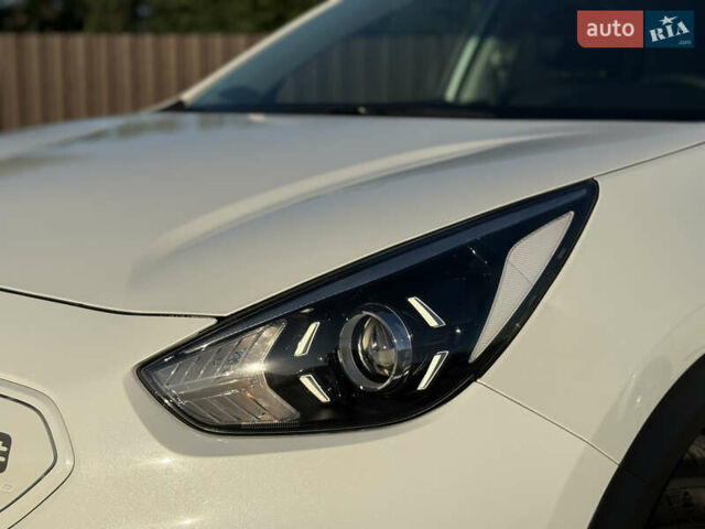 Білий Кіа Niro, об'ємом двигуна 0 л та пробігом 121 тис. км за 18950 $, фото 6 на Automoto.ua