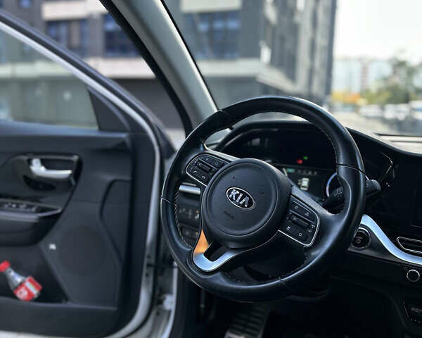 Білий Кіа Niro, об'ємом двигуна 0 л та пробігом 155 тис. км за 18300 $, фото 9 на Automoto.ua
