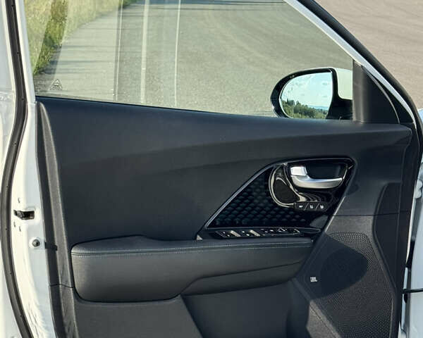 Білий Кіа Niro, об'ємом двигуна 0 л та пробігом 107 тис. км за 20900 $, фото 16 на Automoto.ua