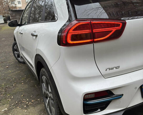 Білий Кіа Niro, об'ємом двигуна 0 л та пробігом 52 тис. км за 20500 $, фото 25 на Automoto.ua