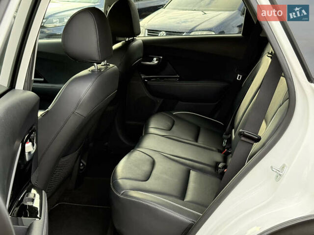 Білий Кіа Niro, об'ємом двигуна 0 л та пробігом 82 тис. км за 23266 $, фото 31 на Automoto.ua