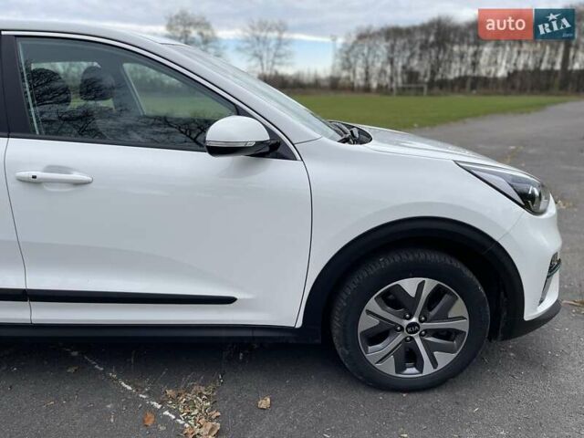 Белый Киа Niro, объемом двигателя 0 л и пробегом 96 тыс. км за 16800 $, фото 9 на Automoto.ua