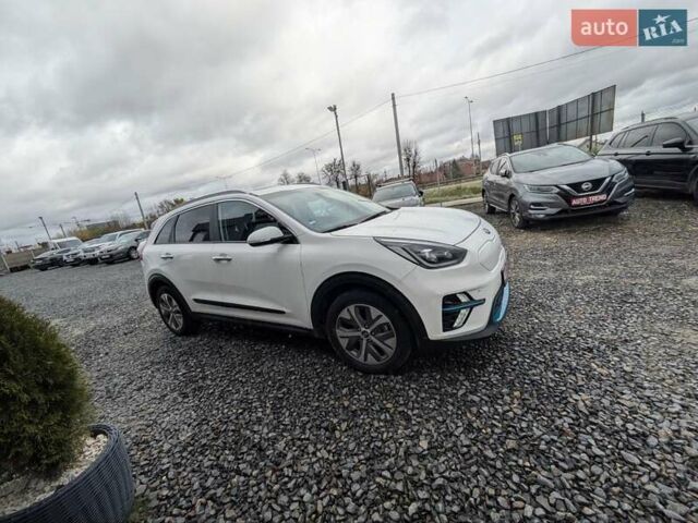 Білий Кіа Niro, об'ємом двигуна 0 л та пробігом 50 тис. км за 17300 $, фото 4 на Automoto.ua